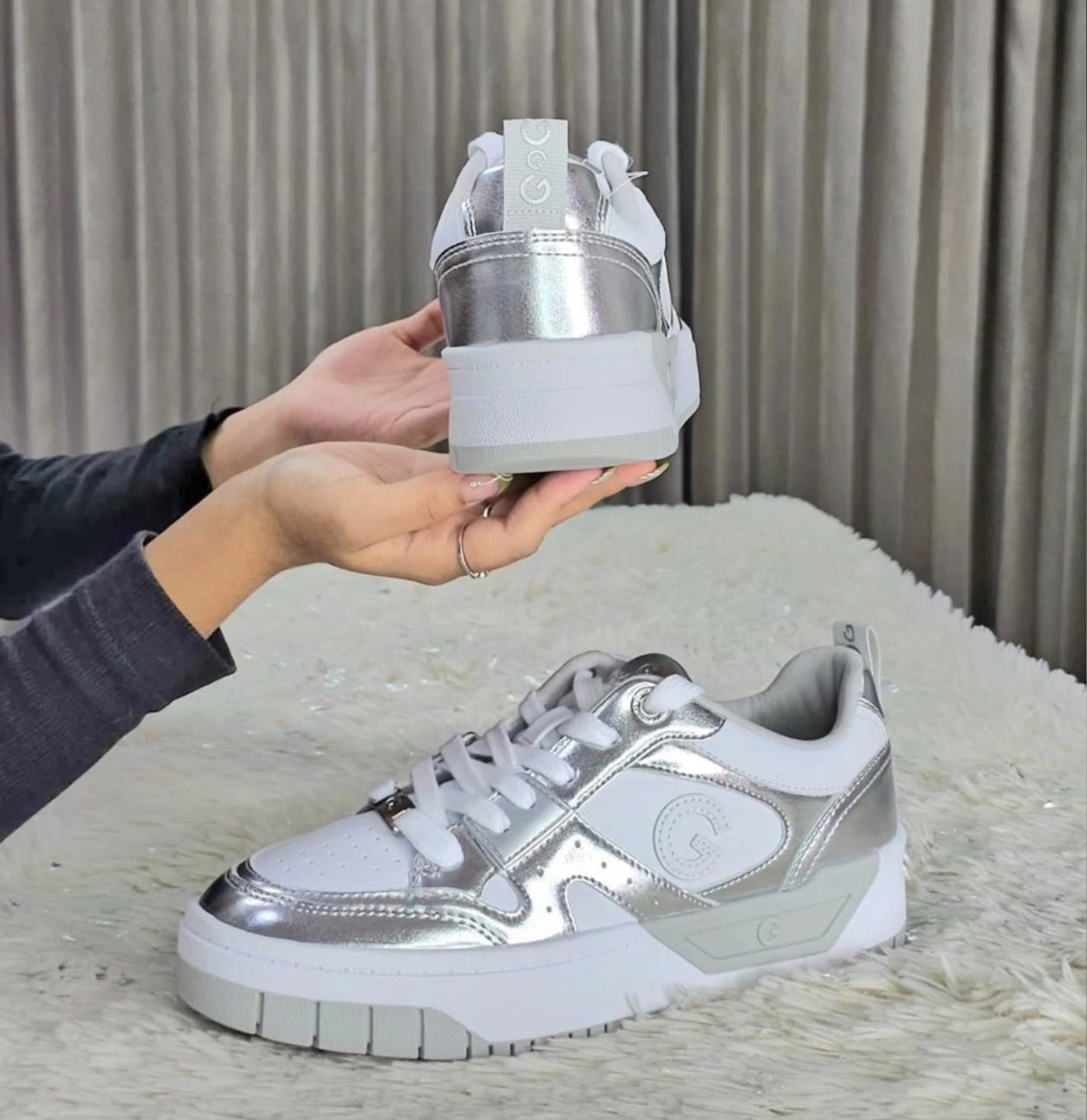 GUESS Women's White and Silver Sneakers size: 10M