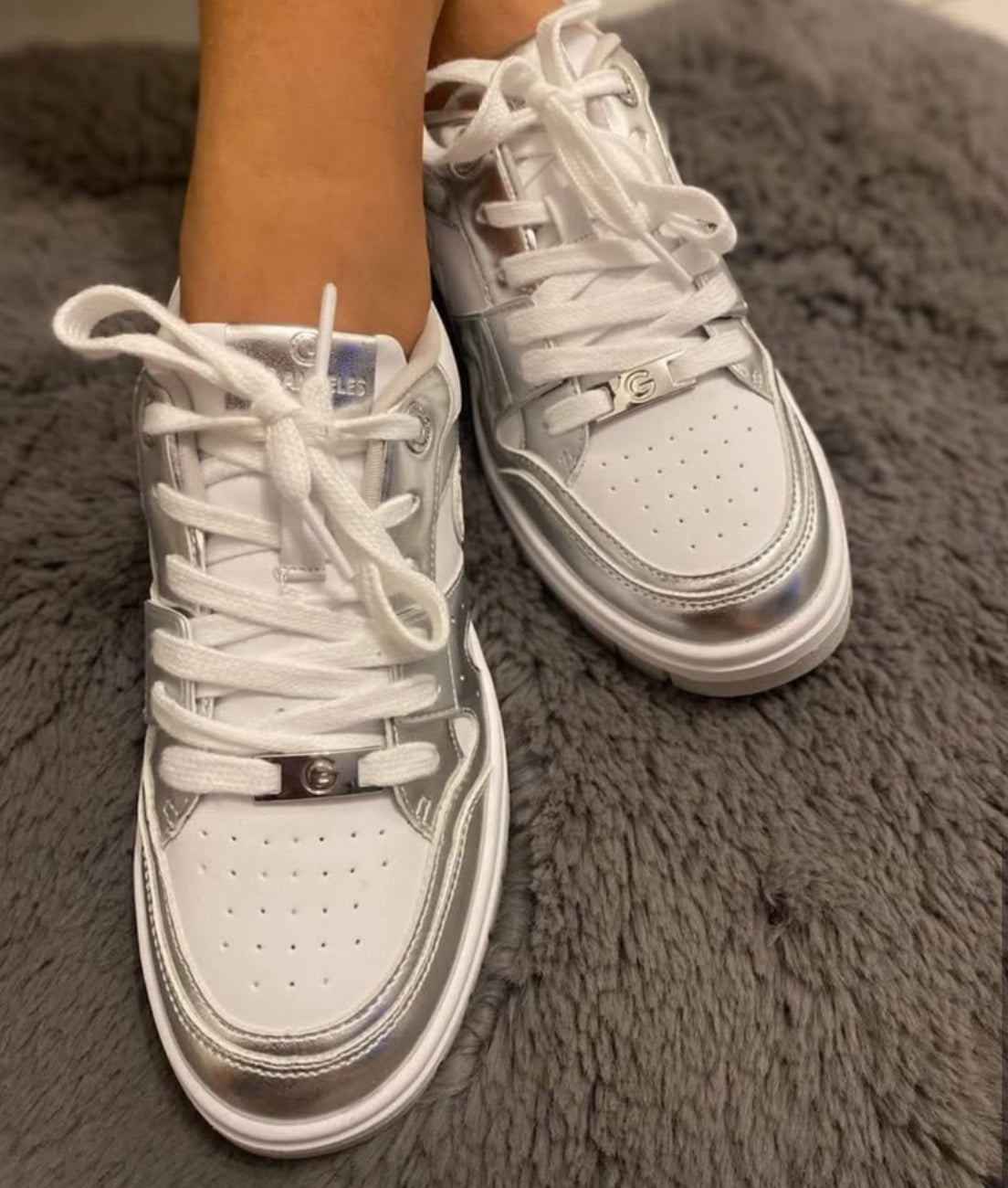 GUESS Women's White and Silver Sneakers size: 10M