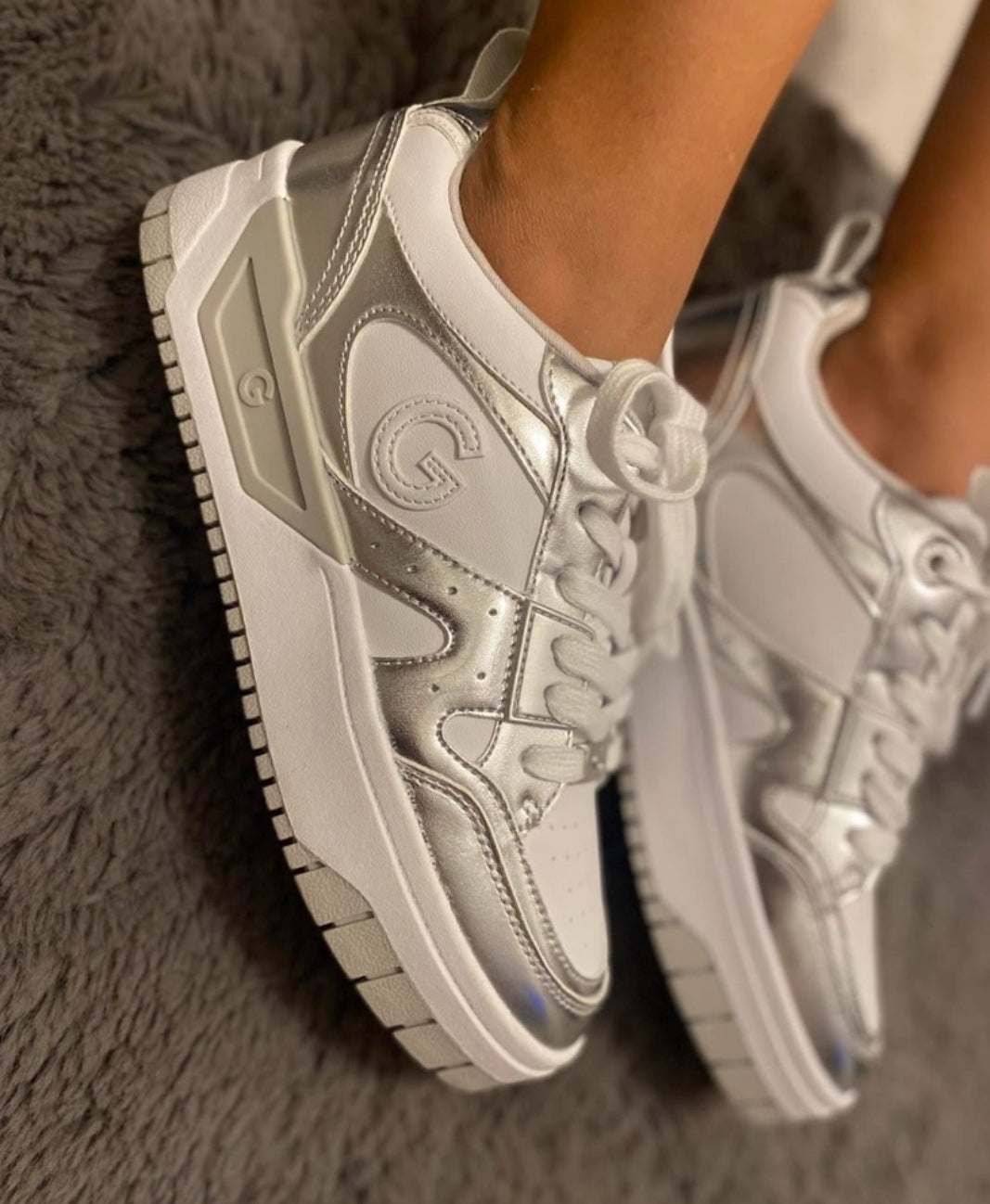 GUESS Women's White and Silver Sneakers size: 10M